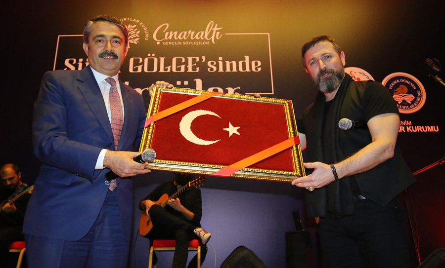 Üniversiteli gençlere türkü ve şiir dinletisi..