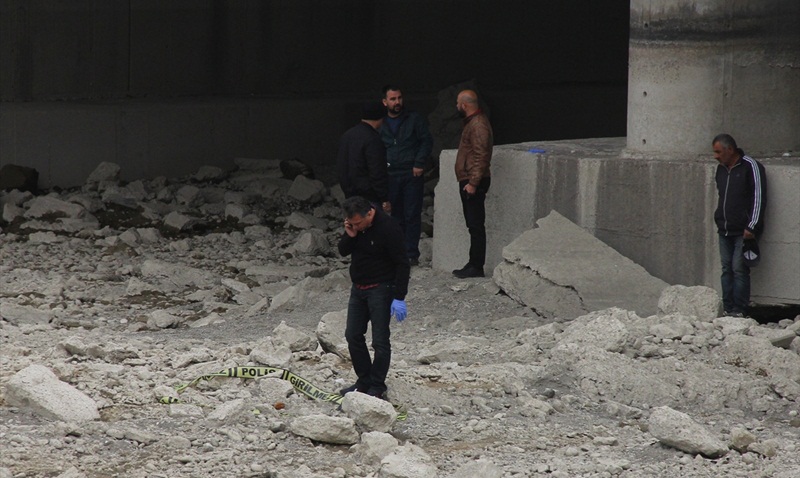 Seyhan Nehri'nde el bombası bulundu