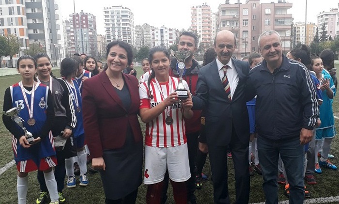 Karataşlı kız futbolcular Adana üçüncüsü oldu