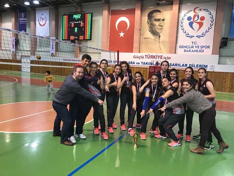 Adana Lokman Hekim Anadolu Lisesi Voleybol Kız Takımı Yarı Finalde..