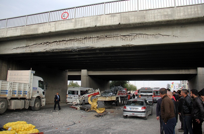 Vinçli kamyon üst geçide çarptı: 2 yaralı