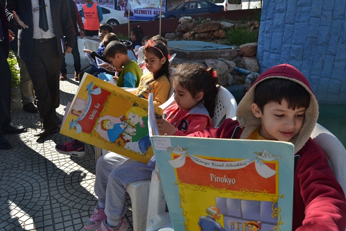 Kozan'da "Kitabını Da Al Gel" Projesi