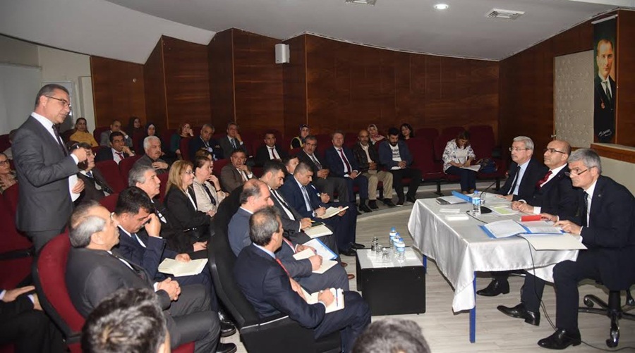 Vali Demirtaş, Seyhan'da Okul Müdürleri ve Okul Aile Birliği Yöneticileriyle Bir Araya Geldi