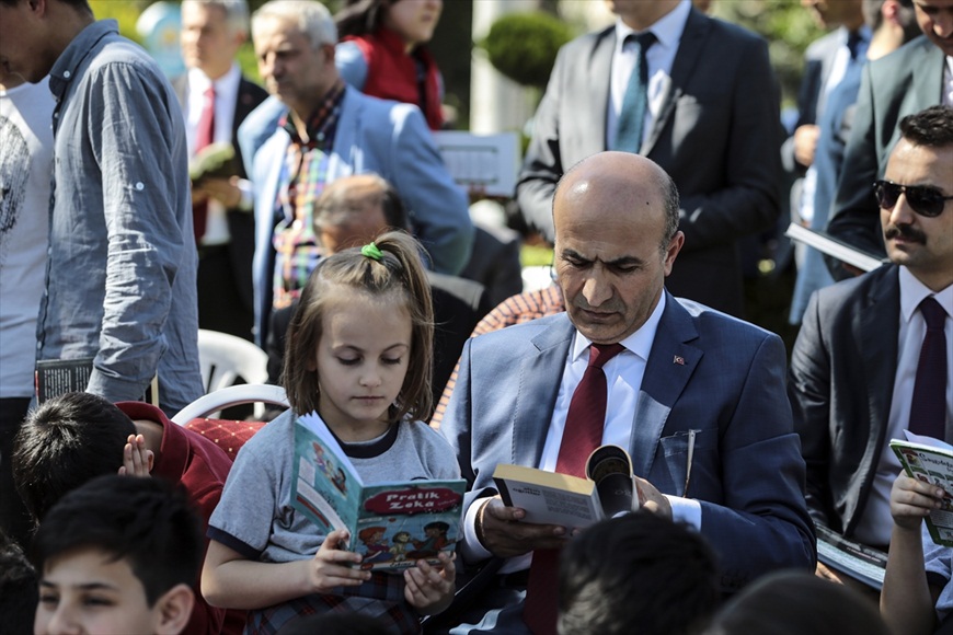 Öğrenciler sokakta kitap okudu