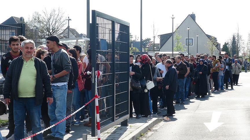 Almanya'daki sandıklarda uzun kuyruklar oluştu