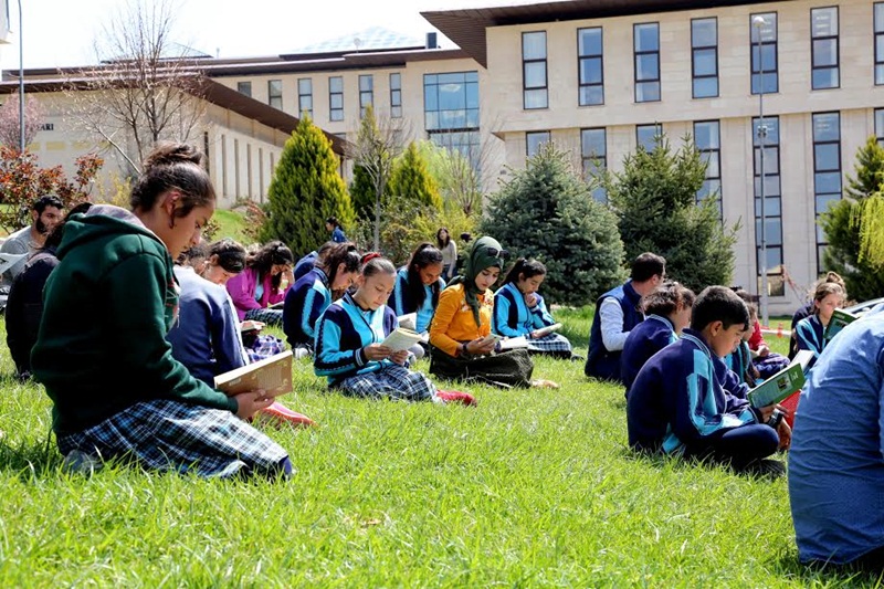 HKÜ’den Kitap Okuma Projesine Destek