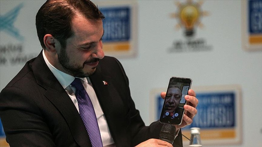 Cumhurbaşkanı Erdoğan 'facetime' üzerinden gençlere seslendi