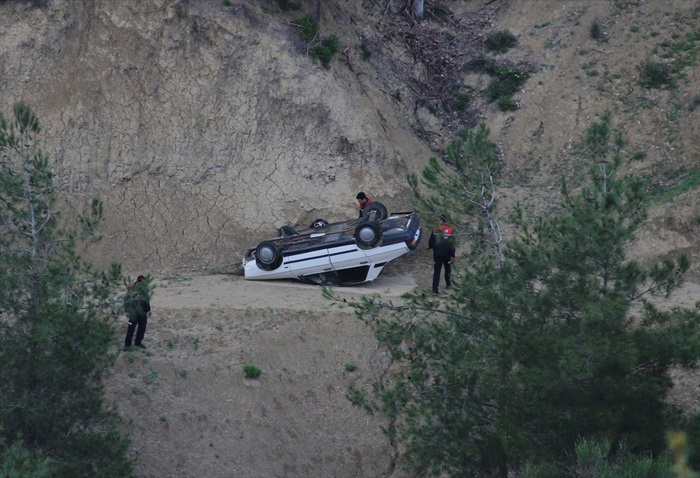 Otomobilde sıkışan sürücü kurtarıldı 