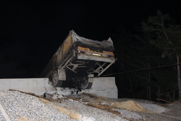 Kaçış rampasında devrilen tırın sürücüsü öldü