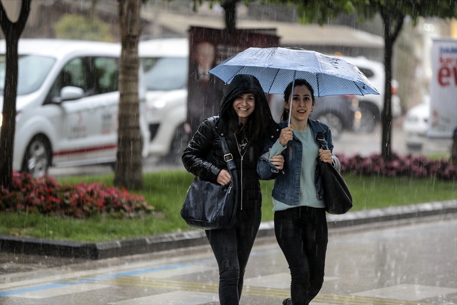 İstanbul'da sağanak hayatı olumsuz etkiliyor..