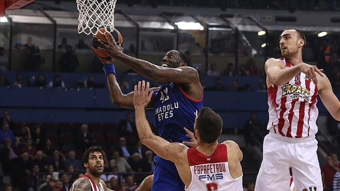 Anadolu Efes farklı kazandı