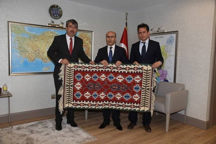 Kozan HEM’den Vali Demirtaş’a yöreye özgü kilim