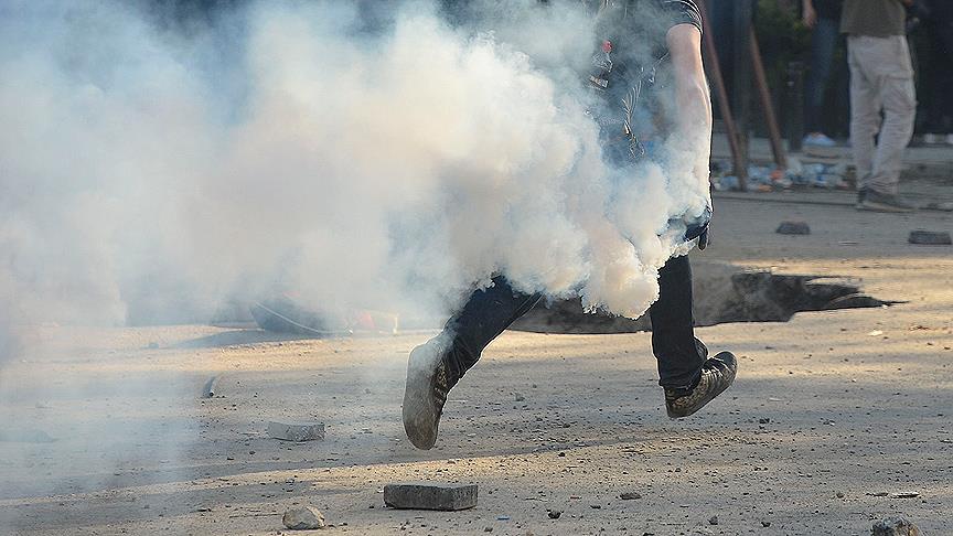 Selanik'te Türk Konsolosluğu önündeki polislere molotoflu saldırı..