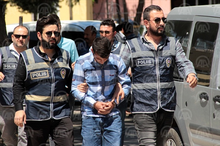 Adana'da 5 kişi gözaltına alındı..