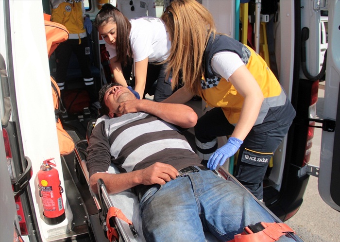 Arı sokunca şoka giren sürücüye polis yardımı