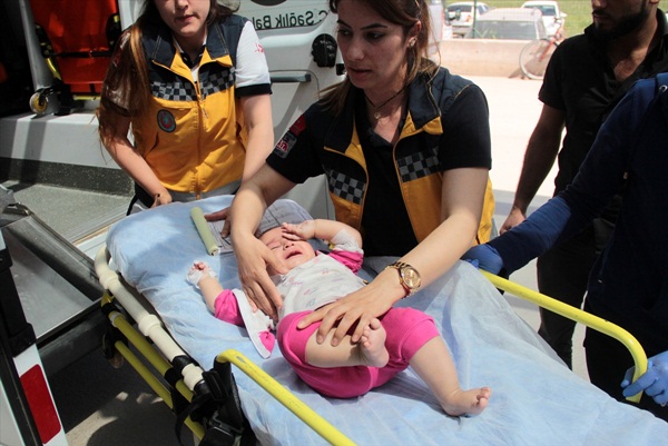 Tavandan kopan beton parçası bebeği yaraladı 