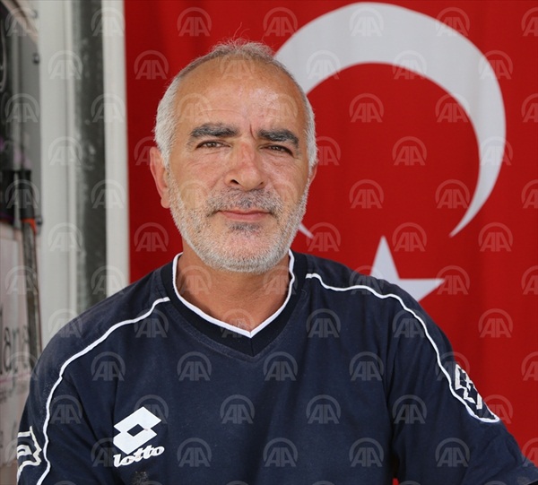 Hırsızı yakalayıp polise teslim etti