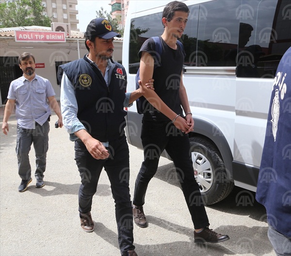 Adana'da yasa dışı afişe gözaltı