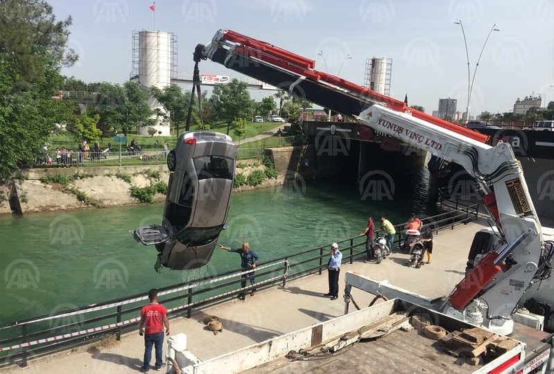 Adana'da otomobil sulama kanalına düştü