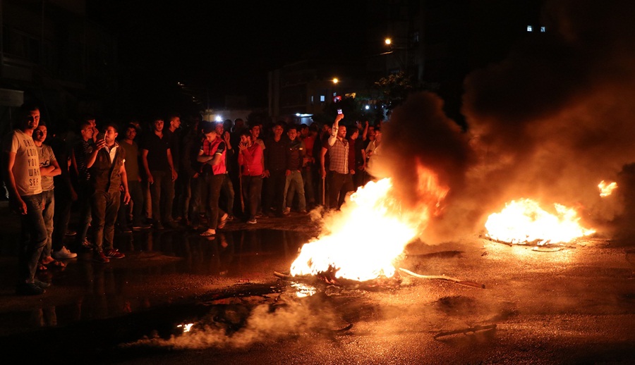 Adana'da Mahalleli yolu kapatıp lastik yaktı