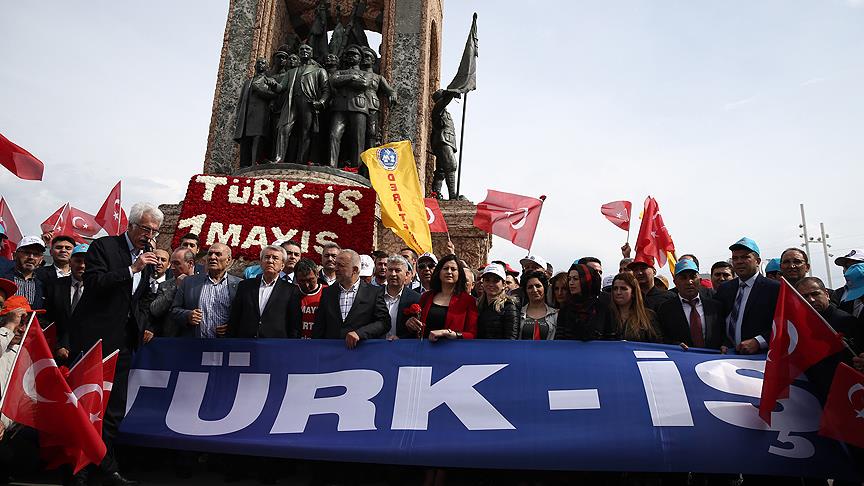 Türk-İş'ten Taksim Meydanı'ndaki Cumhuriyet Anıtı'na çelenk