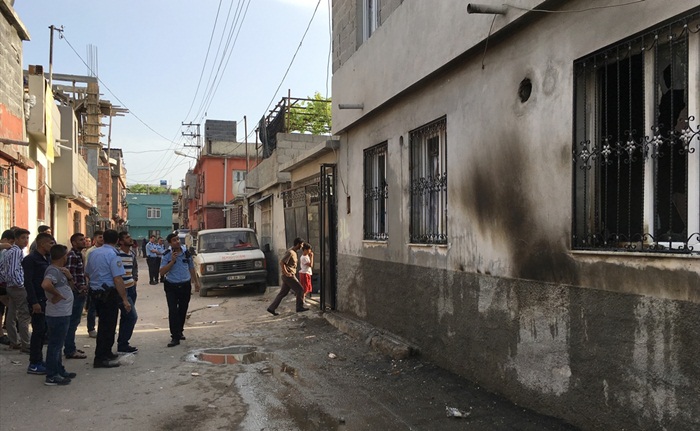 Katil zanlısının evi kundaklandı