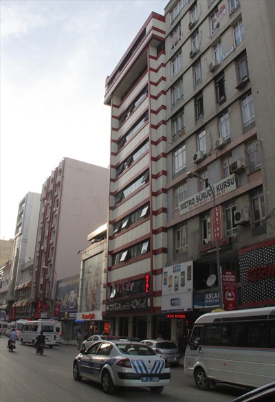 5. kattan düşmek üzere olan çocuk son anda kurtarıldı