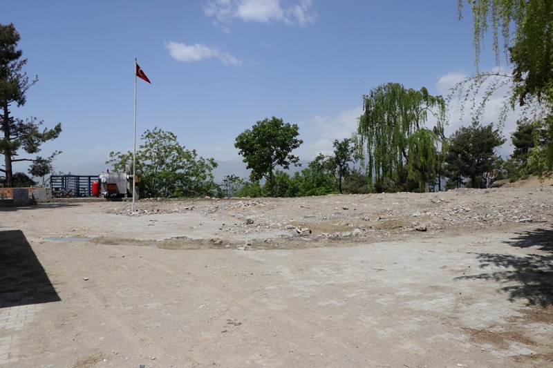 Aladağ yurt binasının yerinde Türk Bayrağı..