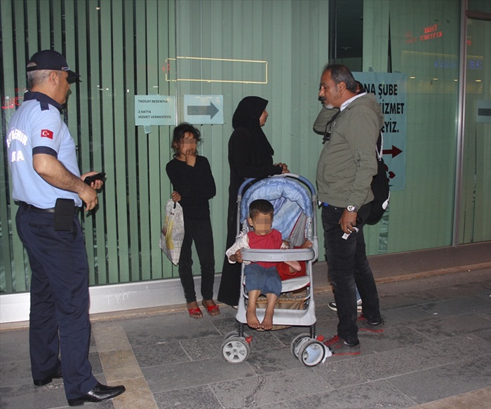 Çocuklarıyla dilenen Suriyeli kadın gözaltına alındı