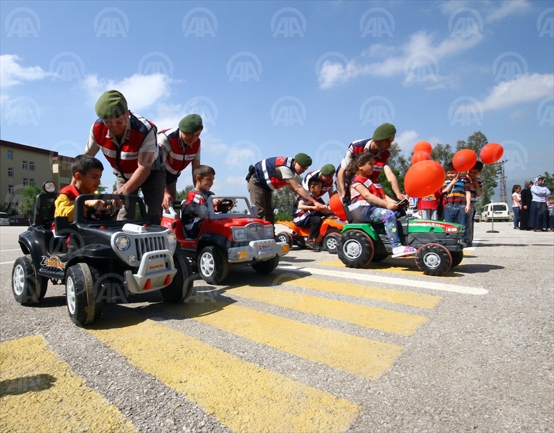 Minik öğrencilere akülü arabayla trafik eğitimi
