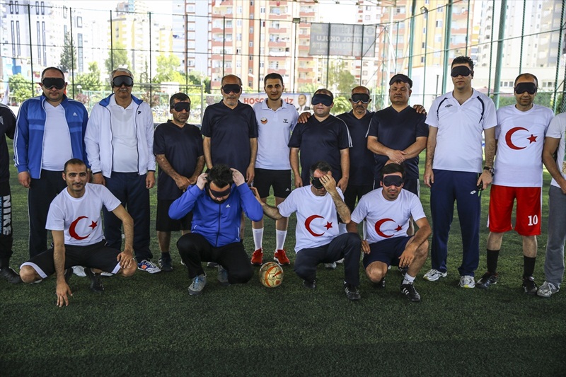 Gözlerini kapatarak engelliler ile maç yaptılar