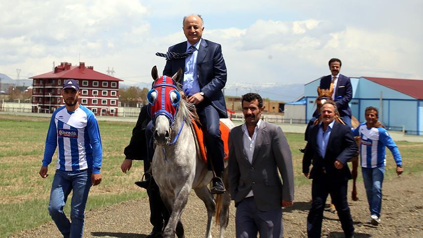 'Dadaşlar'ın valisi açılışa atla geldi