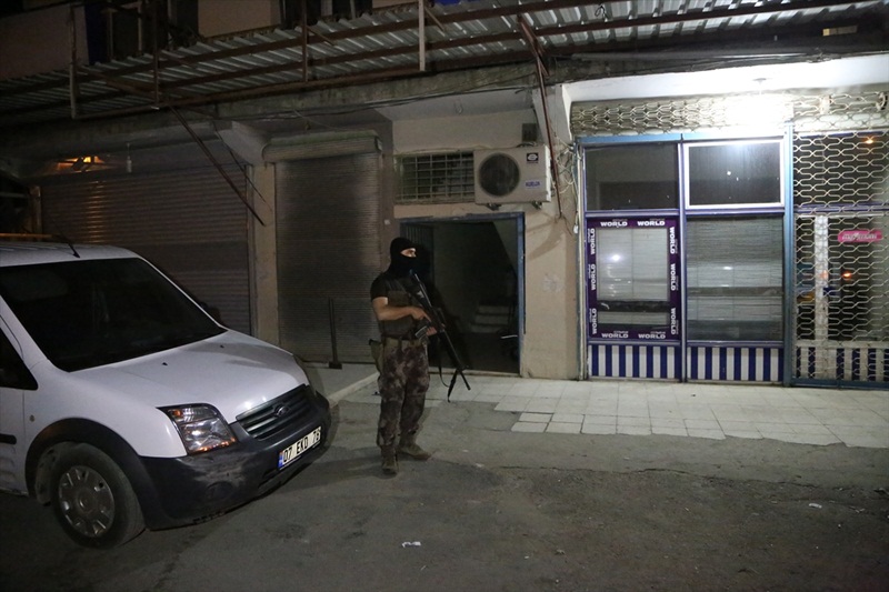 İki kadın silah zoruyla arabaya bindirilerek kaçırıldı