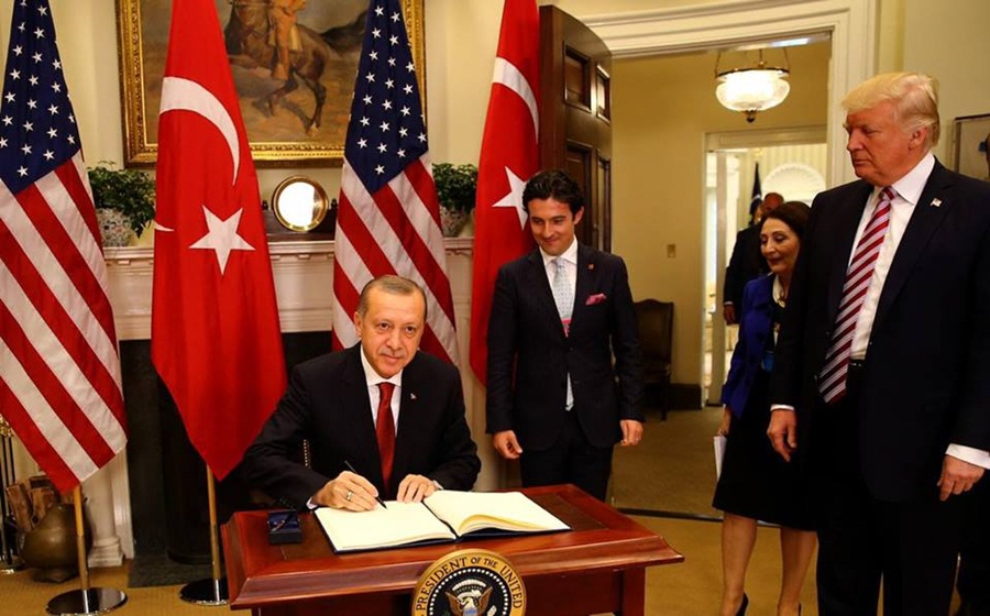 Erdoğan, Trump tarafından resmi törenle karşılandı..