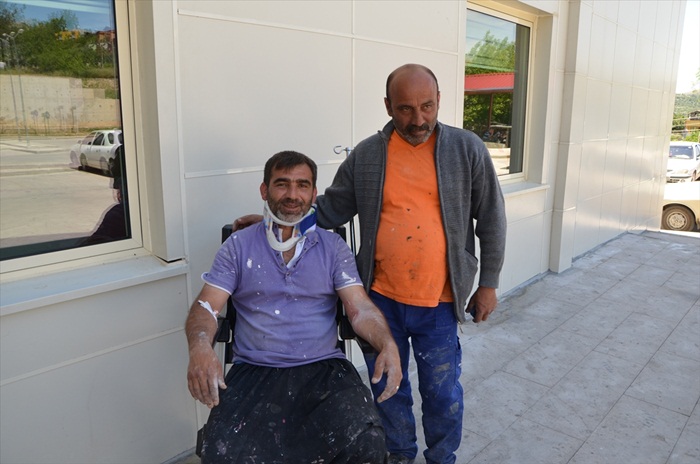 İnşaattan düşen 2 işçi kardeş yaralandı