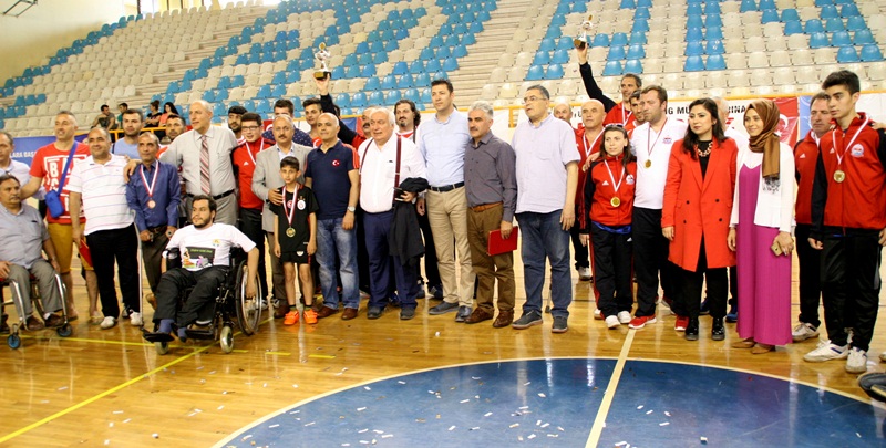 Adana'da oturarak voleybol heyecanı sona erdi.