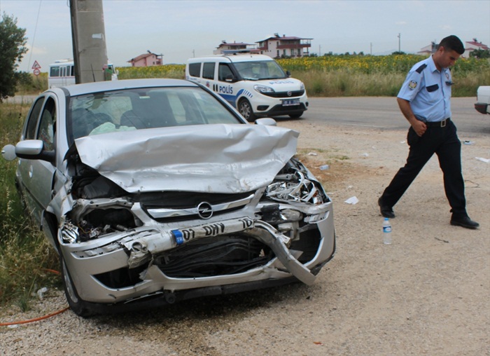 Adana'da 2 otomobil çarpıştı: 5 yaralı