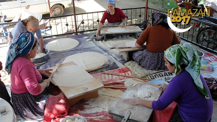 Ramazan yufkası Çukurova'da imeceyle hazırlanıyor..