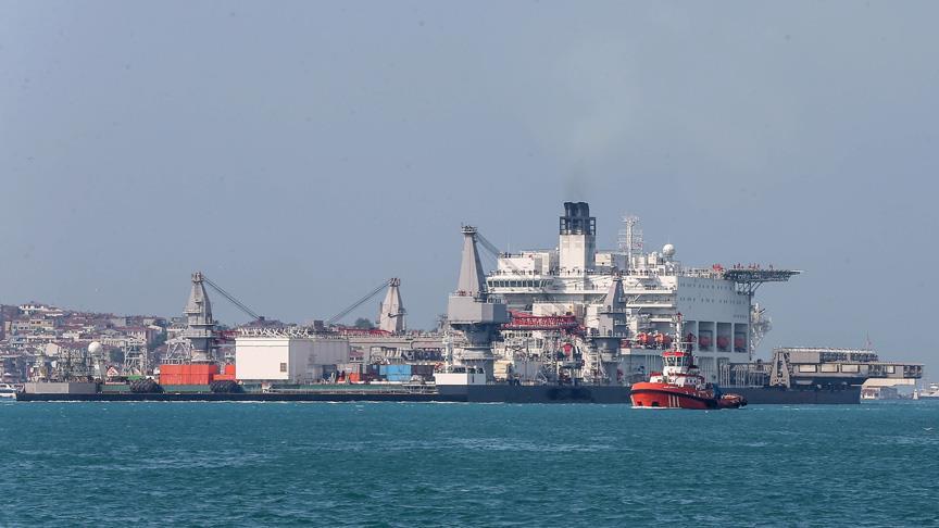 TürkAkım'da boru döşeyecek gemi İstanbul'dan geçti