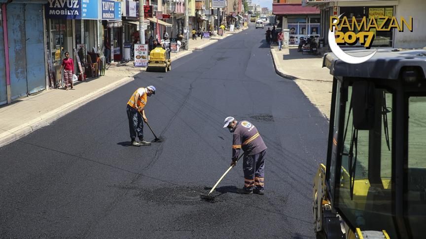 Asfalt işçilerinin Ramazan'da sıcakla mücadelesi