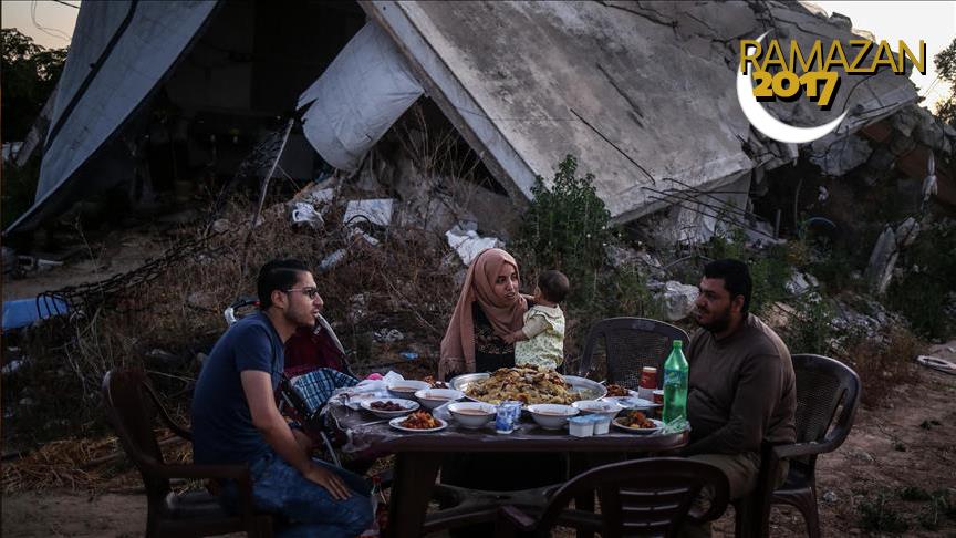 Gazze'de enkazın ortasında iftar