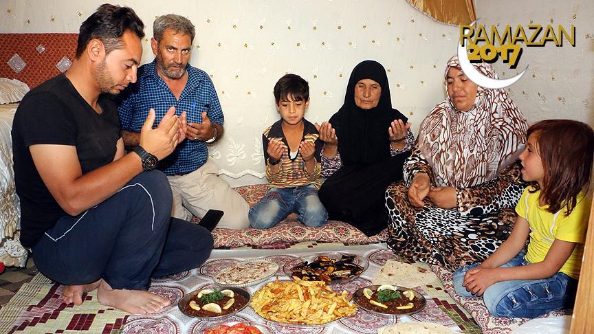 Geleneksel lezzetlerini çadırlarında yaşatıyorlar