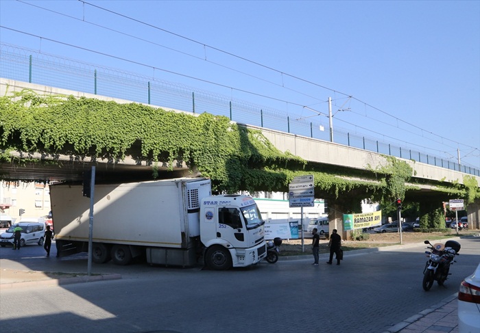 Adana'da kamyon, metro köprüsüne sıkıştı