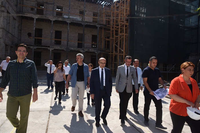 Vali Demirtaş, Tepebağ Ortaokulunda Devam Eden Restorasyon Çalışmalarını İnceledi