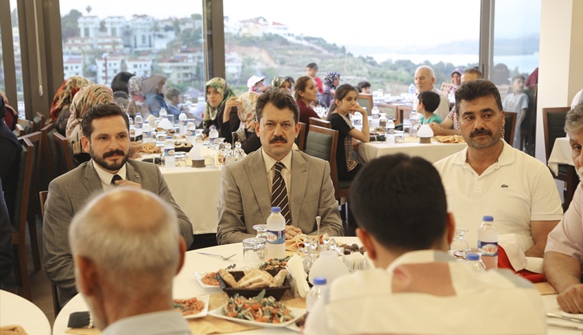 Adana'da şehit aileleri ve Suriyeli yetimlere iftar