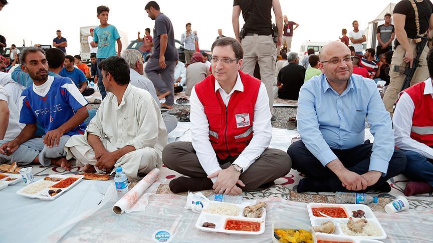 Türk Kızılayı ve THY'den Musullu sığınmacılara iftar