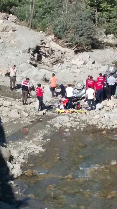 Adana’da otomobil uçuruma yuvarlandı: 4 yaralı