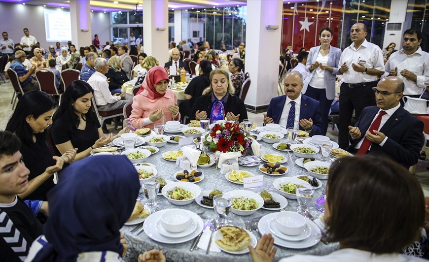 Valiler Şehit Yakınlarıyla İftarda..