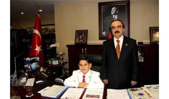 Vali Coş makamını 4. Sınıf öğrencisine teslim etti
