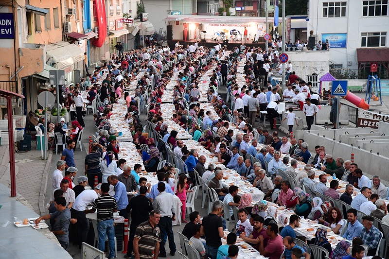 Başkan Sözlü, orucunu Aladağ’da vatandaşlarla açtı